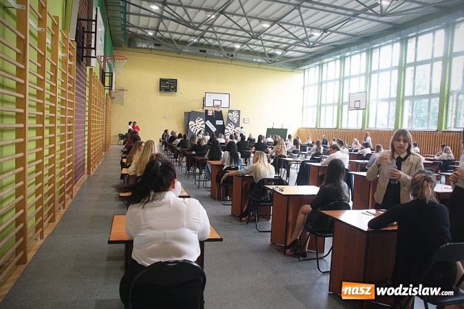 Zdjęcie w galerii na portalu naszwodzislaw.com: Z optymizmem przystąpili do egzaminu dojrzałości. Wystartował maturalny maraton  wiadomości z regionu