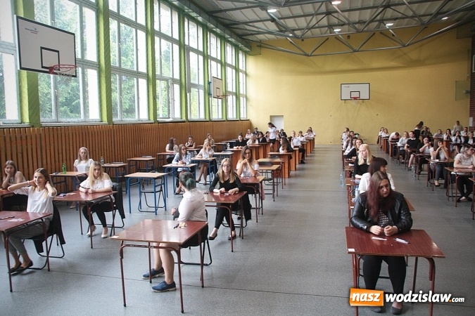 Zdjęcie w galerii na portalu naszwodzislaw.com: Z optymizmem przystąpili do egzaminu dojrzałości. Wystartował maturalny maraton  wiadomości z regionu