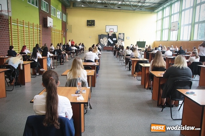 Zdjęcie w galerii na portalu naszwodzislaw.com: Z optymizmem przystąpili do egzaminu dojrzałości. Wystartował maturalny maraton  wiadomości z regionu