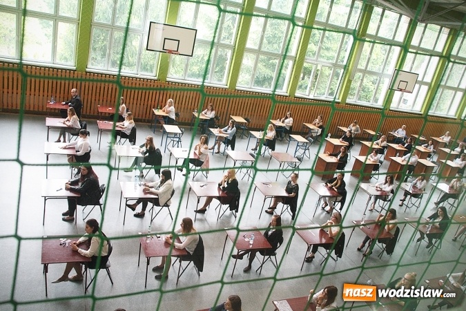 Zdjęcie w galerii na portalu naszwodzislaw.com: Z optymizmem przystąpili do egzaminu dojrzałości. Wystartował maturalny maraton  wiadomości z regionu