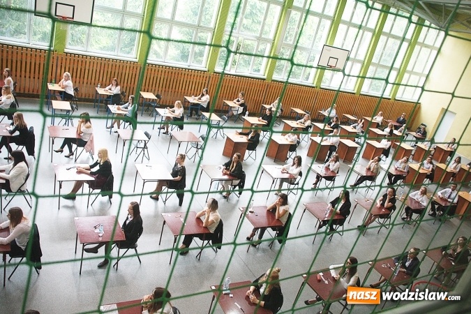 Zdjęcie w galerii na portalu naszwodzislaw.com: Z optymizmem przystąpili do egzaminu dojrzałości. Wystartował maturalny maraton  wiadomości z regionu