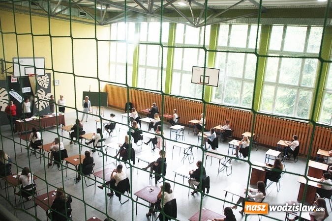Zdjęcie w galerii na portalu naszwodzislaw.com: Z optymizmem przystąpili do egzaminu dojrzałości. Wystartował maturalny maraton  wiadomości z regionu