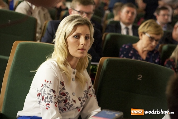 Zdjęcie w galerii na portalu naszwodzislaw.com: Przyjechałam tutaj, aby z państwem porozmawiać. Wicepremier Beata Szydło w Rydułtowskim Centrum Kultury wiadomości z regionu