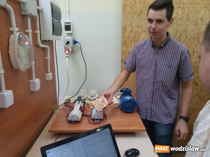 Zdjęcie w galerii na portalu naszwodzislaw.com: W nagrodę otrzymali płatne wakacyjne staże w wodzisławskiej firmie  wiadomości z regionu