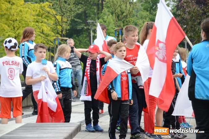 Zdjęcie w galerii na portalu naszwodzislaw.com: Nagrano kolejne zdjęcia do mundialowego teledysku  wiadomości z regionu