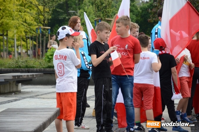 Zdjęcie w galerii na portalu naszwodzislaw.com: Nagrano kolejne zdjęcia do mundialowego teledysku  wiadomości z regionu
