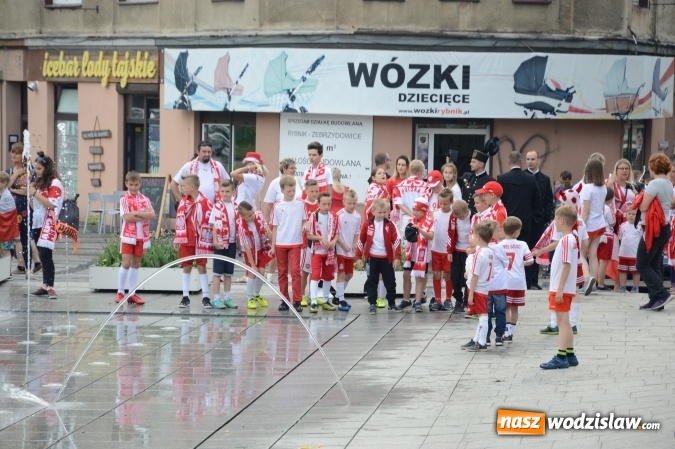 Zdjęcie w galerii na portalu naszwodzislaw.com: Nagrano kolejne zdjęcia do mundialowego teledysku  wiadomości z regionu