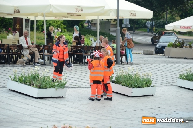 Zdjęcie w galerii na portalu naszwodzislaw.com: Nagrano kolejne zdjęcia do mundialowego teledysku  wiadomości z regionu
