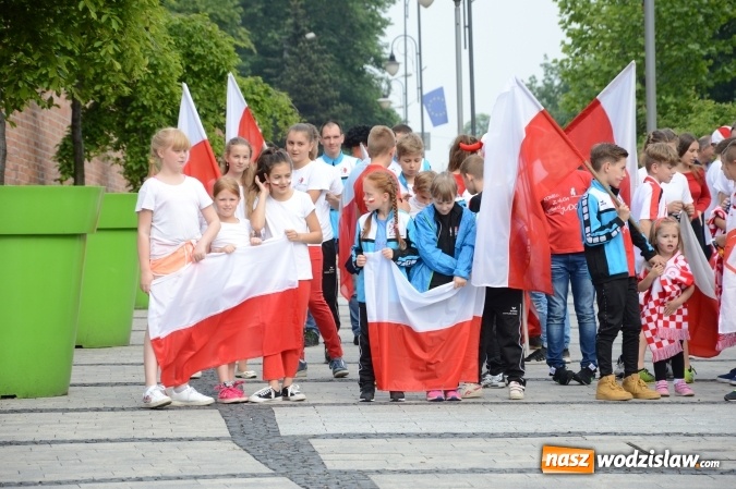 Zdjęcie w galerii na portalu naszwodzislaw.com: Nagrano kolejne zdjęcia do mundialowego teledysku  wiadomości z regionu