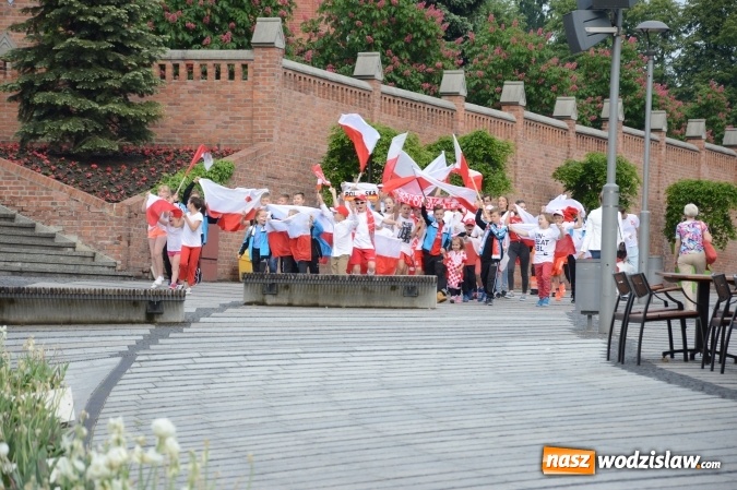 Zdjęcie w galerii na portalu naszwodzislaw.com: Nagrano kolejne zdjęcia do mundialowego teledysku  wiadomości z regionu