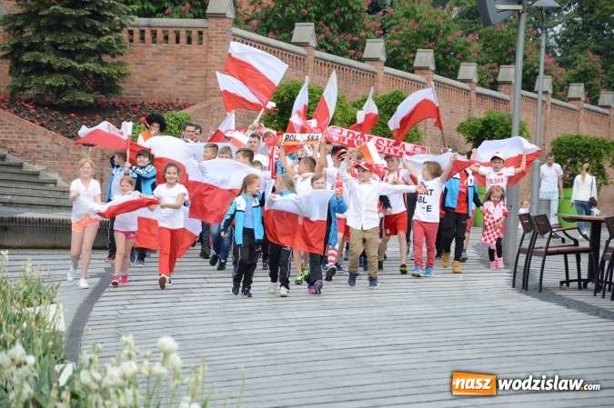Zdjęcie w galerii na portalu naszwodzislaw.com: Nagrano kolejne zdjęcia do mundialowego teledysku  wiadomości z regionu