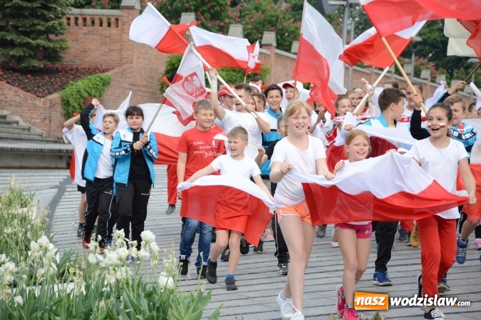 Zdjęcie w galerii na portalu naszwodzislaw.com: Nagrano kolejne zdjęcia do mundialowego teledysku  wiadomości z regionu