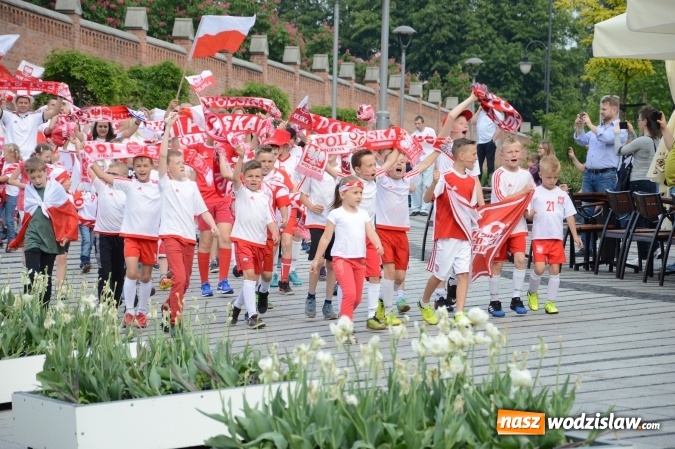 Zdjęcie w galerii na portalu naszwodzislaw.com: Nagrano kolejne zdjęcia do mundialowego teledysku  wiadomości z regionu