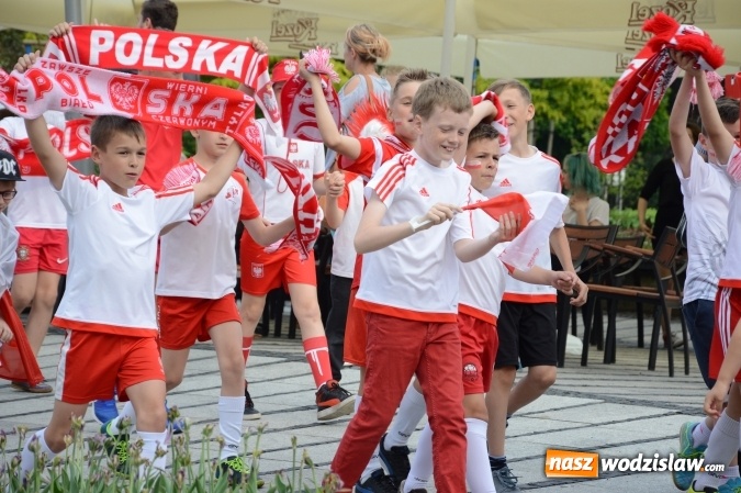 Zdjęcie w galerii na portalu naszwodzislaw.com: Nagrano kolejne zdjęcia do mundialowego teledysku  wiadomości z regionu