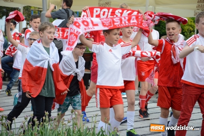 Zdjęcie w galerii na portalu naszwodzislaw.com: Nagrano kolejne zdjęcia do mundialowego teledysku  wiadomości z regionu