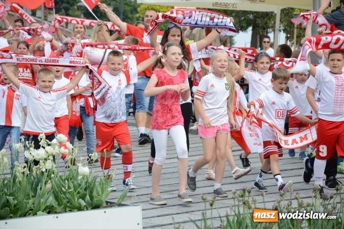 Zdjęcie w galerii na portalu naszwodzislaw.com: Nagrano kolejne zdjęcia do mundialowego teledysku  wiadomości z regionu