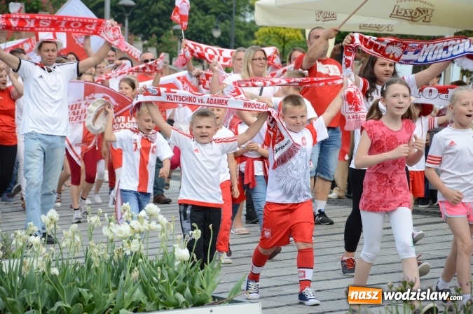 Zdjęcie w galerii na portalu naszwodzislaw.com: Nagrano kolejne zdjęcia do mundialowego teledysku  wiadomości z regionu