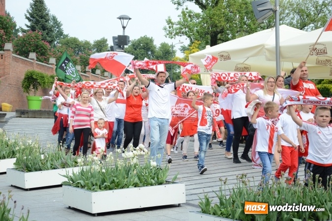 Zdjęcie w galerii na portalu naszwodzislaw.com: Nagrano kolejne zdjęcia do mundialowego teledysku  wiadomości z regionu
