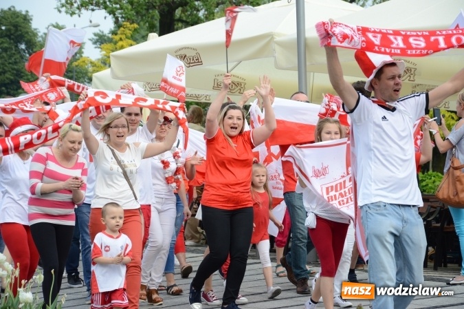 Zdjęcie w galerii na portalu naszwodzislaw.com: Nagrano kolejne zdjęcia do mundialowego teledysku  wiadomości z regionu