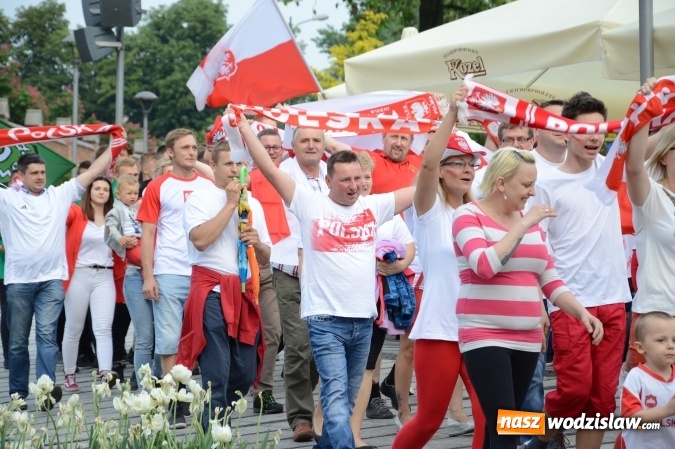Zdjęcie w galerii na portalu naszwodzislaw.com: Nagrano kolejne zdjęcia do mundialowego teledysku  wiadomości z regionu