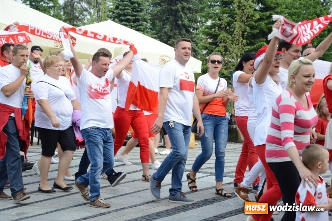 Zdjęcie w galerii na portalu naszwodzislaw.com: Nagrano kolejne zdjęcia do mundialowego teledysku  wiadomości z regionu