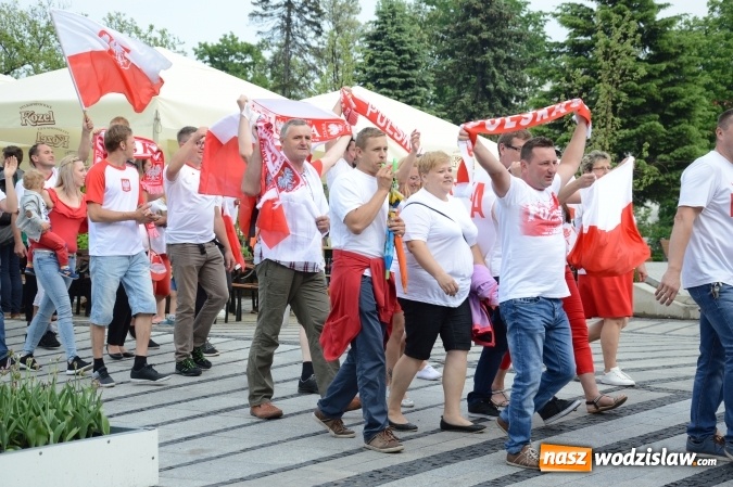 Zdjęcie w galerii na portalu naszwodzislaw.com: Nagrano kolejne zdjęcia do mundialowego teledysku  wiadomości z regionu