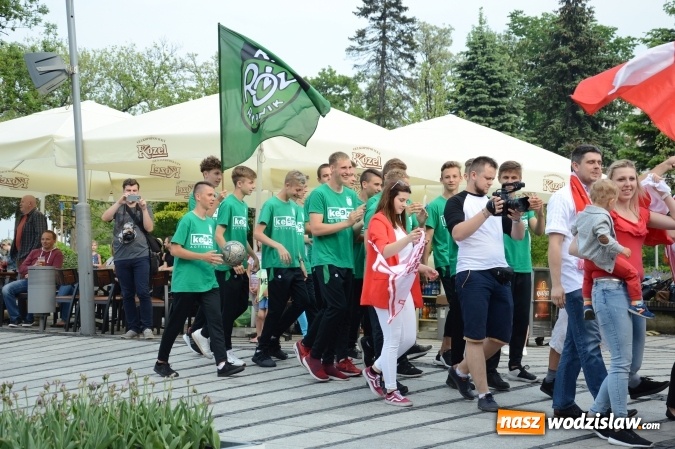 Zdjęcie w galerii na portalu naszwodzislaw.com: Nagrano kolejne zdjęcia do mundialowego teledysku  wiadomości z regionu
