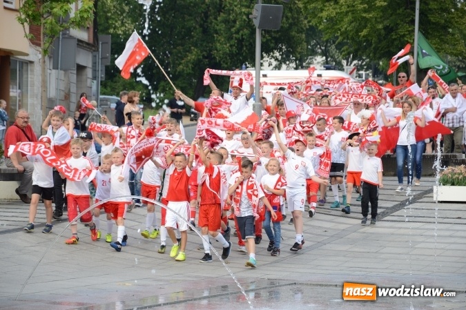 Zdjęcie w galerii na portalu naszwodzislaw.com: Nagrano kolejne zdjęcia do mundialowego teledysku  wiadomości z regionu
