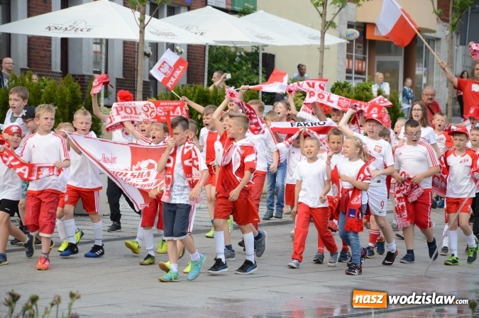 Zdjęcie w galerii na portalu naszwodzislaw.com: Nagrano kolejne zdjęcia do mundialowego teledysku  wiadomości z regionu