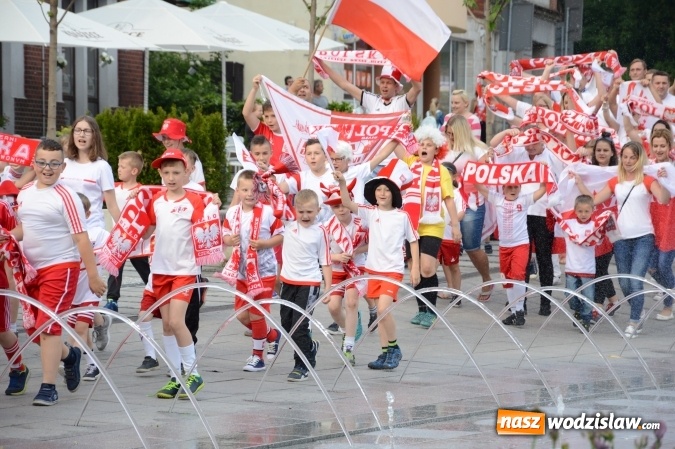 Zdjęcie w galerii na portalu naszwodzislaw.com: Nagrano kolejne zdjęcia do mundialowego teledysku  wiadomości z regionu