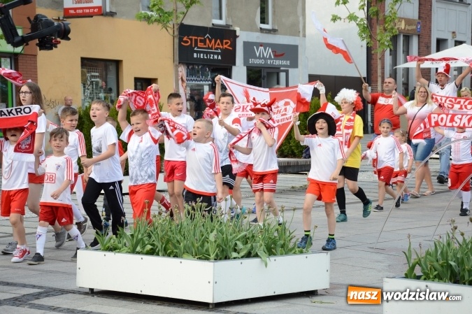 Zdjęcie w galerii na portalu naszwodzislaw.com: Nagrano kolejne zdjęcia do mundialowego teledysku  wiadomości z regionu