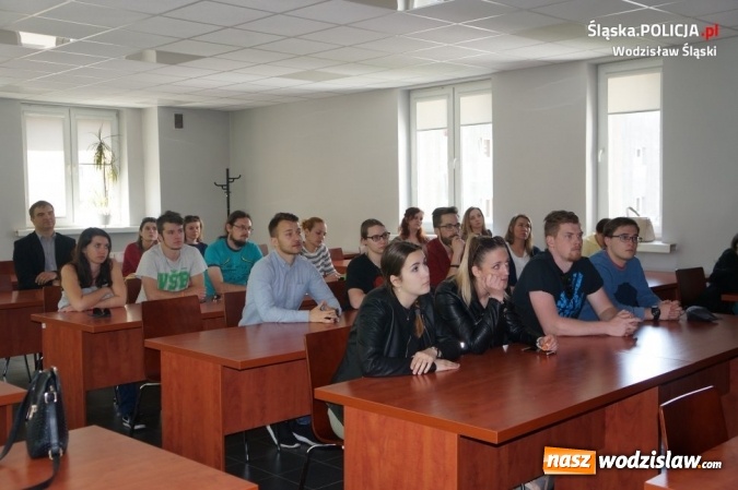Zdjęcie w galerii na portalu naszwodzislaw.com: Studenci z Ostrawy z wizytą w wodzisławskiej komendzie wiadomości z regionu