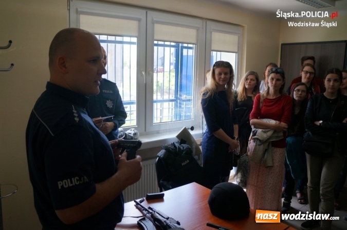 Zdjęcie w galerii na portalu naszwodzislaw.com: Studenci z Ostrawy z wizytą w wodzisławskiej komendzie wiadomości z regionu