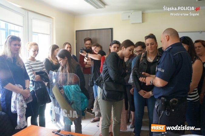 Zdjęcie w galerii na portalu naszwodzislaw.com: Studenci z Ostrawy z wizytą w wodzisławskiej komendzie wiadomości z regionu
