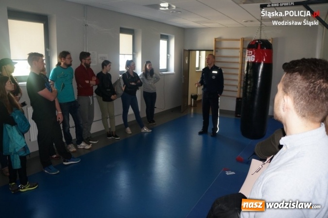 Zdjęcie w galerii na portalu naszwodzislaw.com: Studenci z Ostrawy z wizytą w wodzisławskiej komendzie wiadomości z regionu