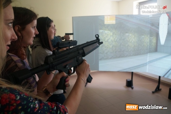 Zdjęcie w galerii na portalu naszwodzislaw.com: Studenci z Ostrawy z wizytą w wodzisławskiej komendzie wiadomości z regionu