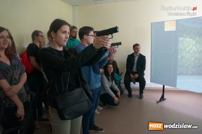 Zdjęcie w galerii na portalu naszwodzislaw.com: Studenci z Ostrawy z wizytą w wodzisławskiej komendzie wiadomości z regionu