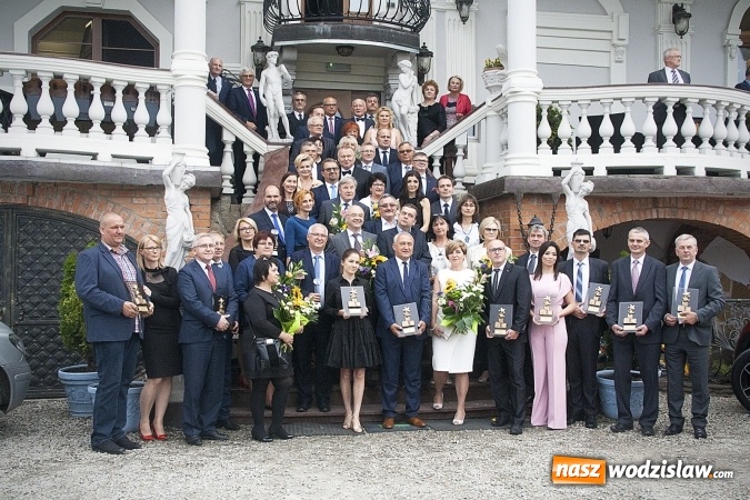 Zdjęcie w galerii na portalu naszwodzislaw.com: Ciężką pracą doszli do sukcesu. Nagrodzono przedsiębiorstwa z naszego powiatu. ZDJĘCIA  wiadomości z regionu