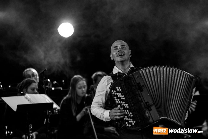 Zdjęcie w galerii na portalu naszwodzislaw.com: Przepiękny koncert w WCK. Zwycięzca programu Mam Talent przyjechał do Wodzisławia  wiadomości z regionu