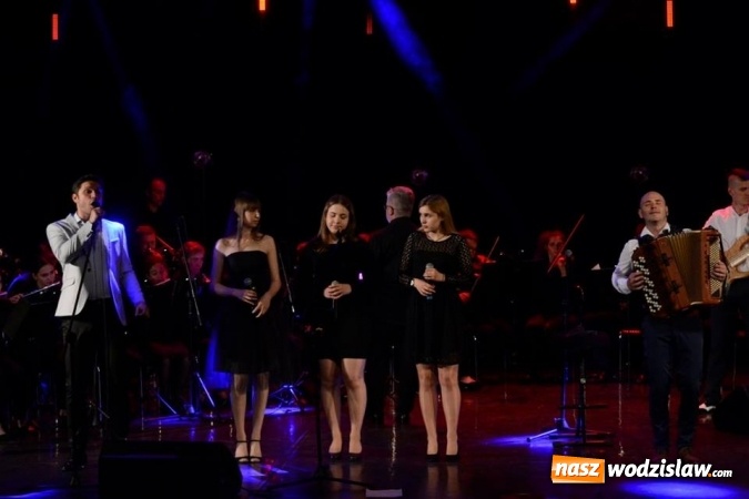 Zdjęcie w galerii na portalu naszwodzislaw.com: Przepiękny koncert w WCK. Zwycięzca programu Mam Talent przyjechał do Wodzisławia  wiadomości z regionu