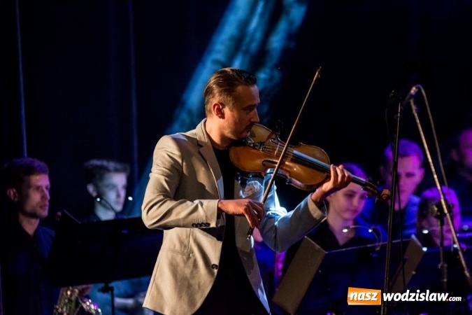 Zdjęcie w galerii na portalu naszwodzislaw.com: Przepiękny koncert w WCK. Zwycięzca programu Mam Talent przyjechał do Wodzisławia  wiadomości z regionu
