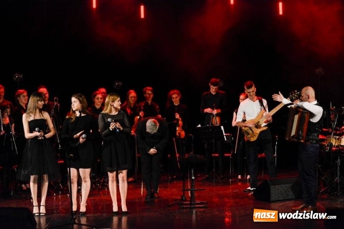 Zdjęcie w galerii na portalu naszwodzislaw.com: Przepiękny koncert w WCK. Zwycięzca programu Mam Talent przyjechał do Wodzisławia  wiadomości z regionu