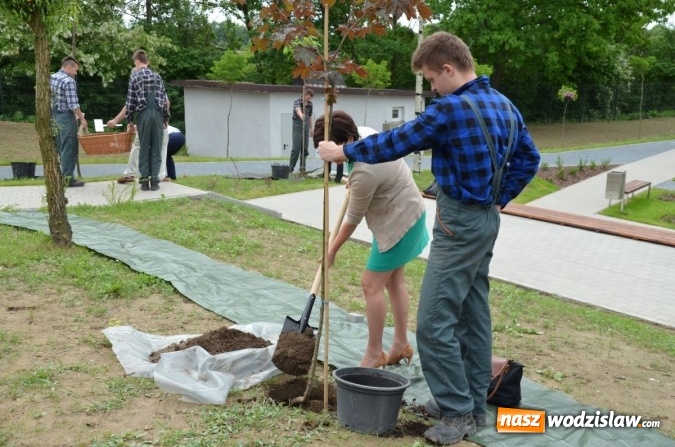 Zdjęcie w galerii na portalu naszwodzislaw.com: Jubileuszowy konkurs ekologiczny rozstrzygnięty. Posadzono również nowe drzewa  wiadomości z regionu