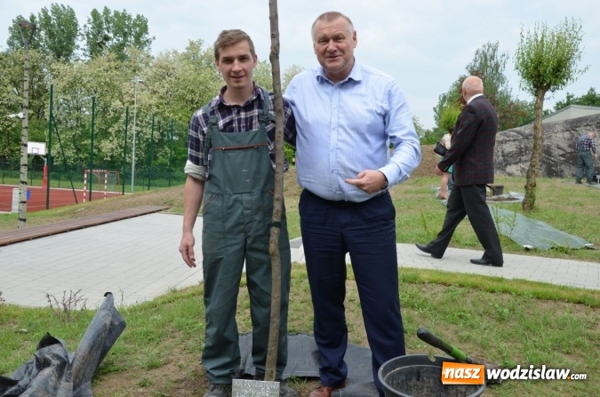 Zdjęcie w galerii na portalu naszwodzislaw.com: Jubileuszowy konkurs ekologiczny rozstrzygnięty. Posadzono również nowe drzewa  wiadomości z regionu