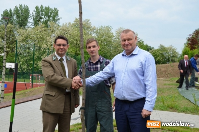 Zdjęcie w galerii na portalu naszwodzislaw.com: Jubileuszowy konkurs ekologiczny rozstrzygnięty. Posadzono również nowe drzewa  wiadomości z regionu