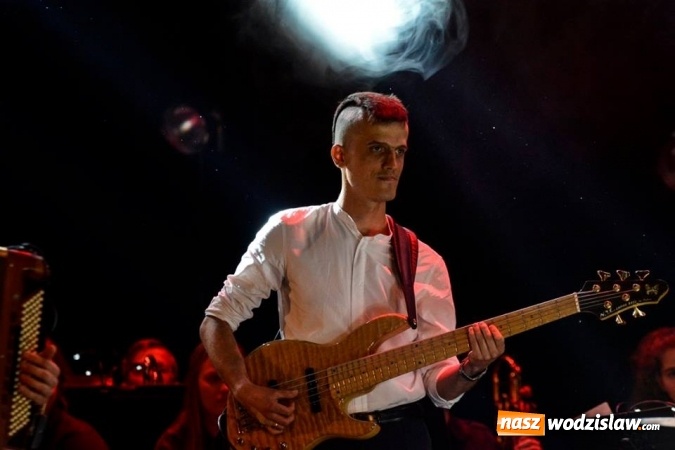 Zdjęcie w galerii na portalu naszwodzislaw.com: Marcin Wyrostek zagrał z Wodzisławską Orkiestrą Rozrywkową  wiadomości z regionu