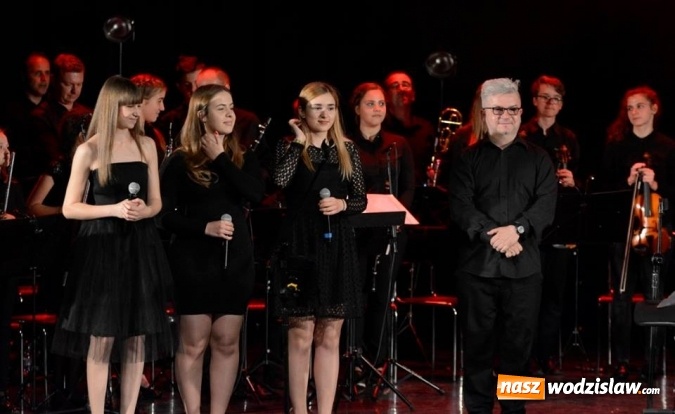 Zdjęcie w galerii na portalu naszwodzislaw.com: Marcin Wyrostek zagrał z Wodzisławską Orkiestrą Rozrywkową  wiadomości z regionu