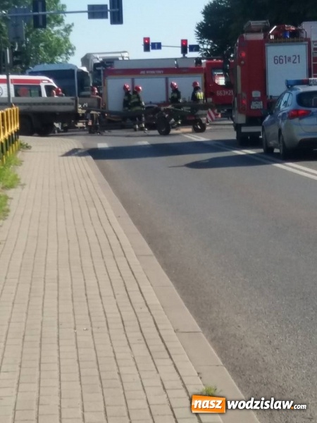 Zdjęcie w galerii na portalu naszwodzislaw.com: 16-latek w szpitalu. Doszło do zderzenia samochodu dostawczego i motorowerzysty  wiadomości z regionu