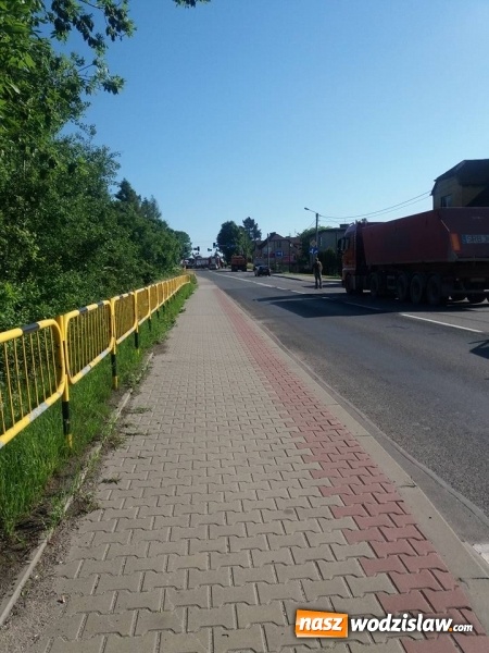 Zdjęcie w galerii na portalu naszwodzislaw.com: 16-latek w szpitalu. Doszło do zderzenia samochodu dostawczego i motorowerzysty  wiadomości z regionu