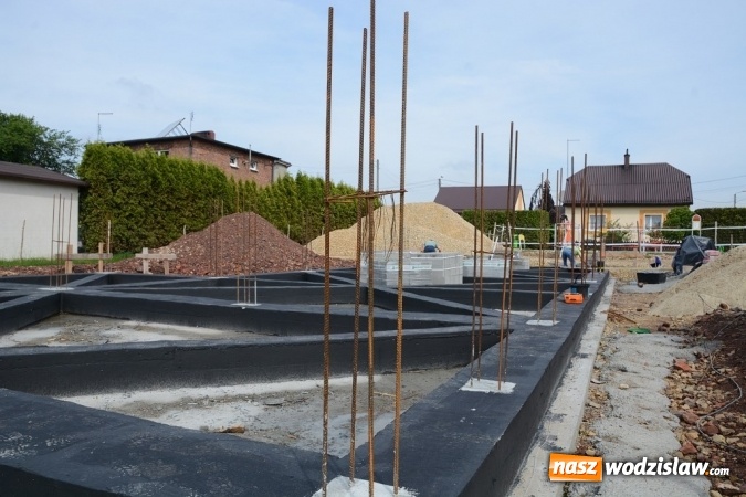Zdjęcie w galerii na portalu naszwodzislaw.com: Prace przy budowie budynku dla Ochotniczej Straży Pożarnej idą pełną parą! wiadomości z regionu